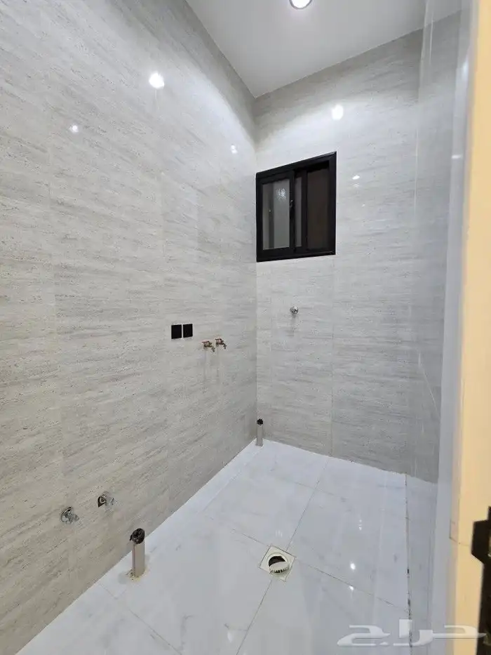 للبيع روف علوى مع ملحق مدخل مستقل 8غرف تشطيبVIPطريق الثمانين 25