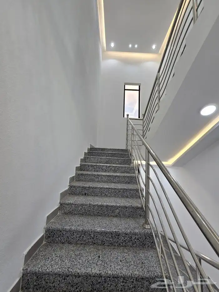 للبيع روف علوى مع ملحق بمدخل سياره 9غرف650 ألف طريق الثمانين 24