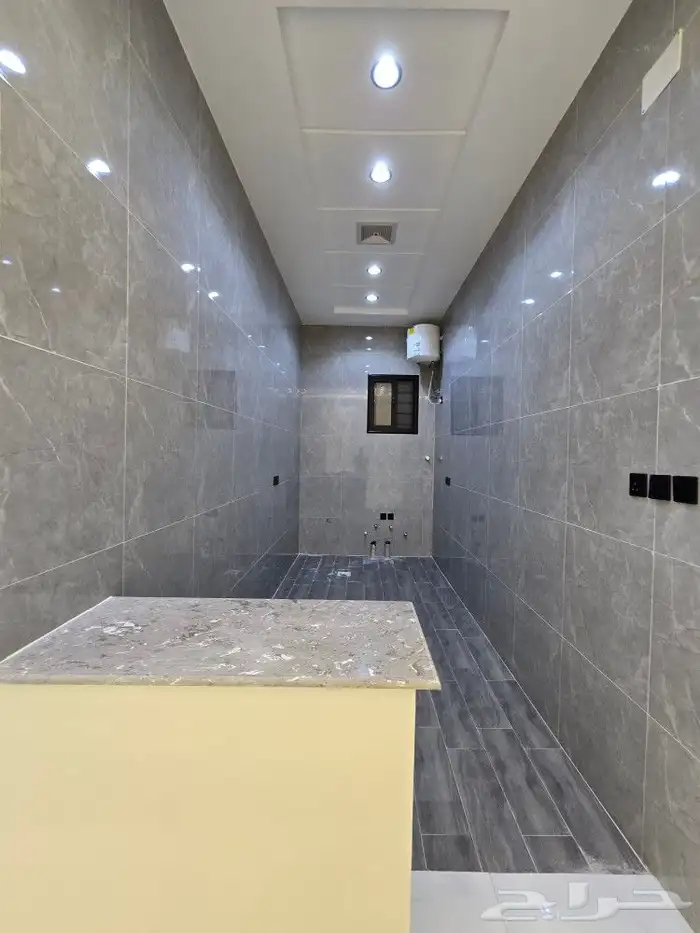 للبيع روف علوى مع ملحق مدخل مستقل 8غرف تشطيبVIPطريق الثمانين 27