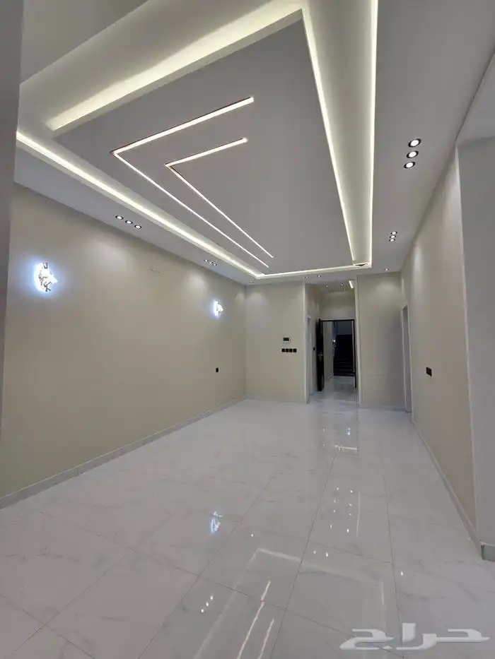 للبيع روف علوى مع ملحق مدخل مستقل 8غرف تشطيبVIPطريق الثمانين 21