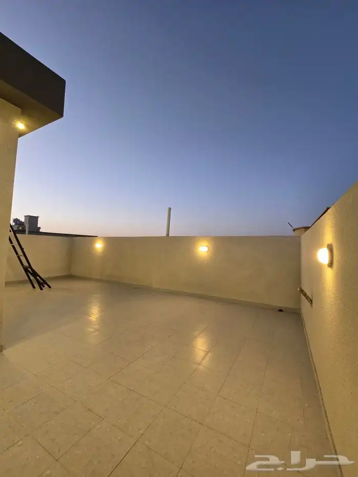 للبيع روف علوى مع ملحق مدخل مستقل 8غرف تشطيبVIPطريق الثمانين 32