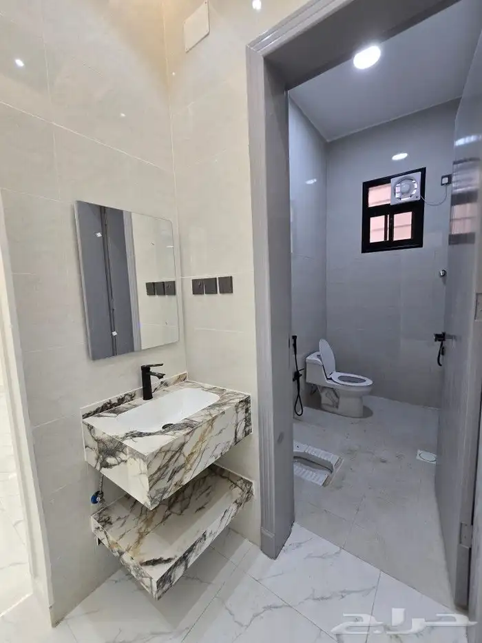 للبيع روف علوى مع ملحق بمدخل سياره 9غرف650 ألف طريق الثمانين 20