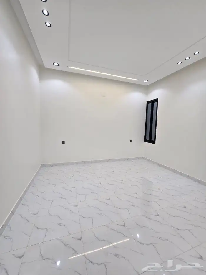 للبيع روف علوى مع ملحق بمدخل سياره 9غرف650 ألف طريق الثمانين 17