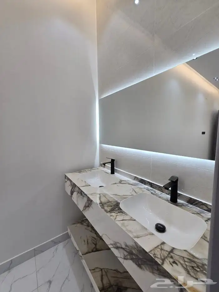 للبيع روف علوى مع ملحق بمدخل سياره 9غرف650 ألف طريق الثمانين 27