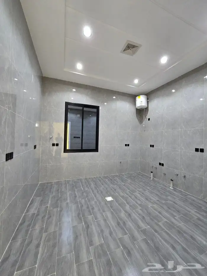 للبيع روف علوى مع ملحق مدخل مستقل 8غرف تشطيبVIPطريق الثمانين 12