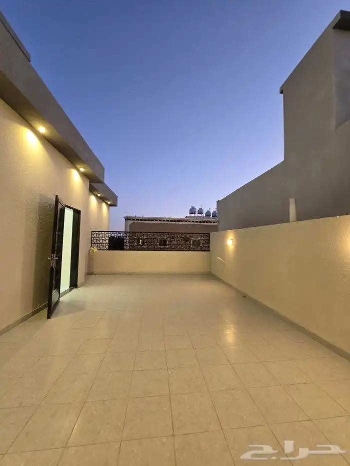 للبيع روف علوى مع ملحق مدخل مستقل 8غرف تشطيبVIPطريق الثمانين 33