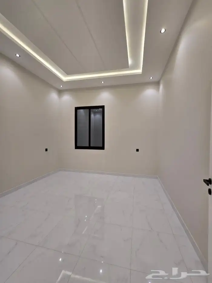 للبيع روف علوى مع ملحق مدخل مستقل 8غرف تشطيبVIPطريق الثمانين 26