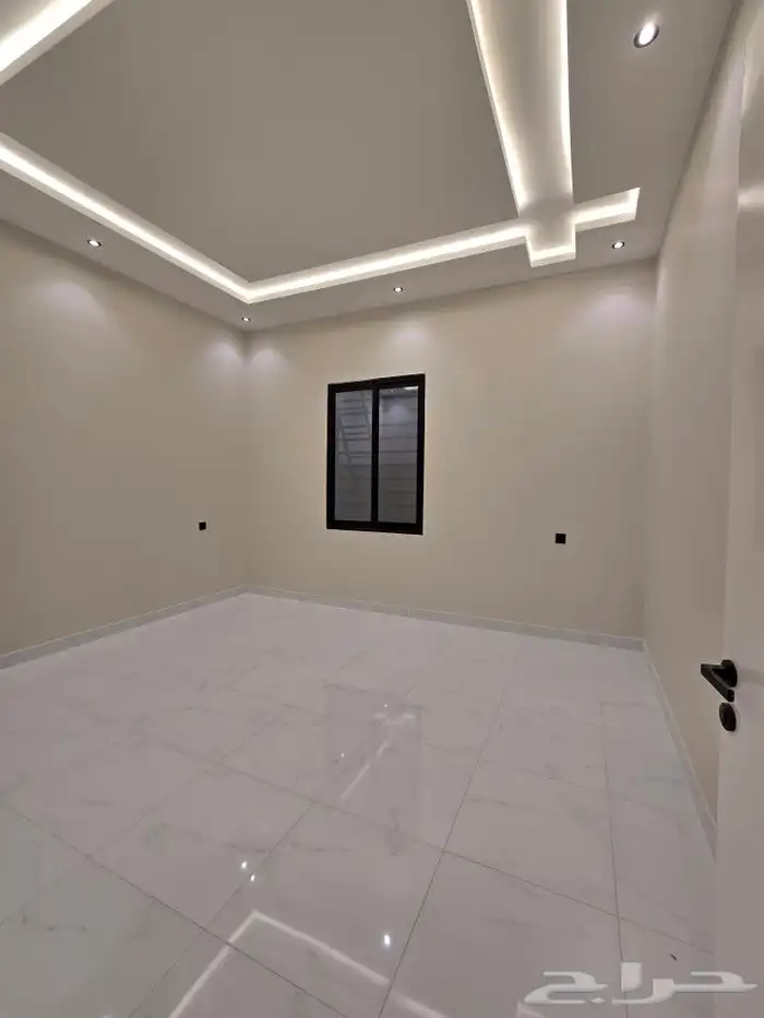 للبيع روف علوى مع ملحق مدخل مستقل 8غرف تشطيبVIPطريق الثمانين 28