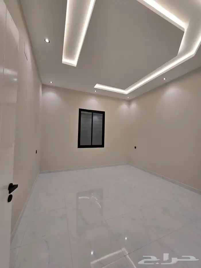 للبيع روف علوى مع ملحق مدخل مستقل 8غرف تشطيبVIPطريق الثمانين 15