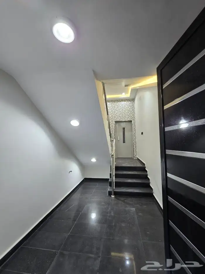 للبيع روف علوى مع ملحق مدخل مستقل 8غرف تشطيبVIPطريق الثمانين 3