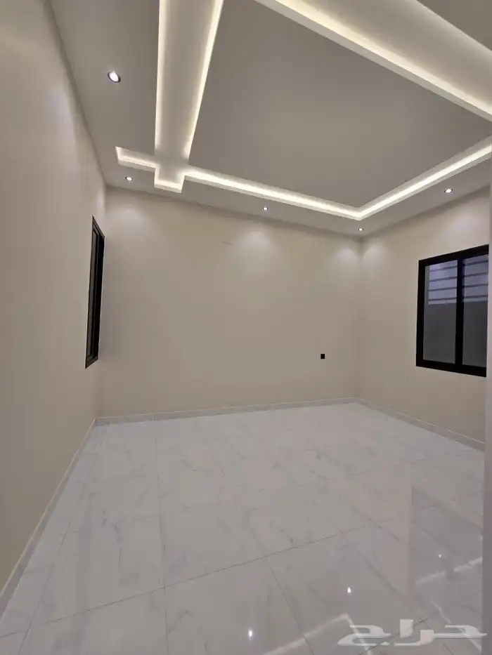 للبيع روف علوى مع ملحق مدخل مستقل 8غرف تشطيبVIPطريق الثمانين 17