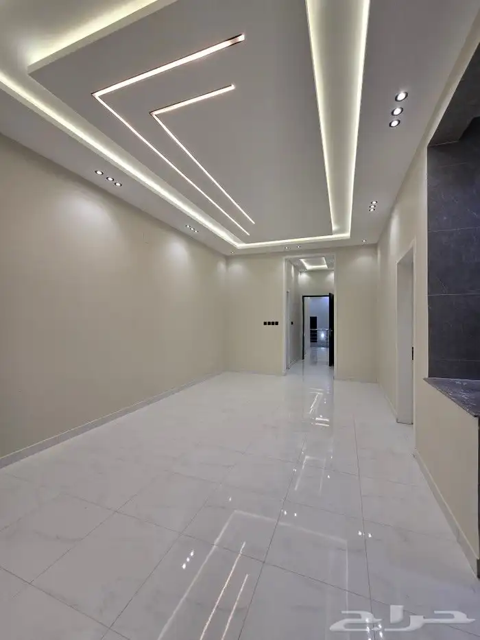 للبيع روف علوى مع ملحق مدخل مستقل 8غرف تشطيبVIPطريق الثمانين 30