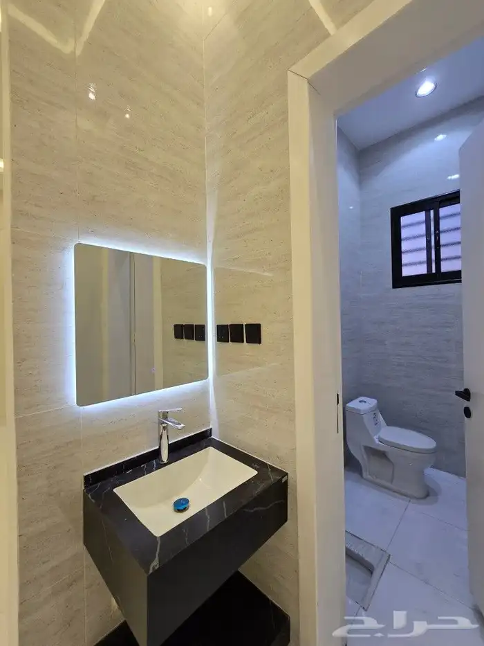 للبيع روف علوى مع ملحق مدخل مستقل 8غرف تشطيبVIPطريق الثمانين 18