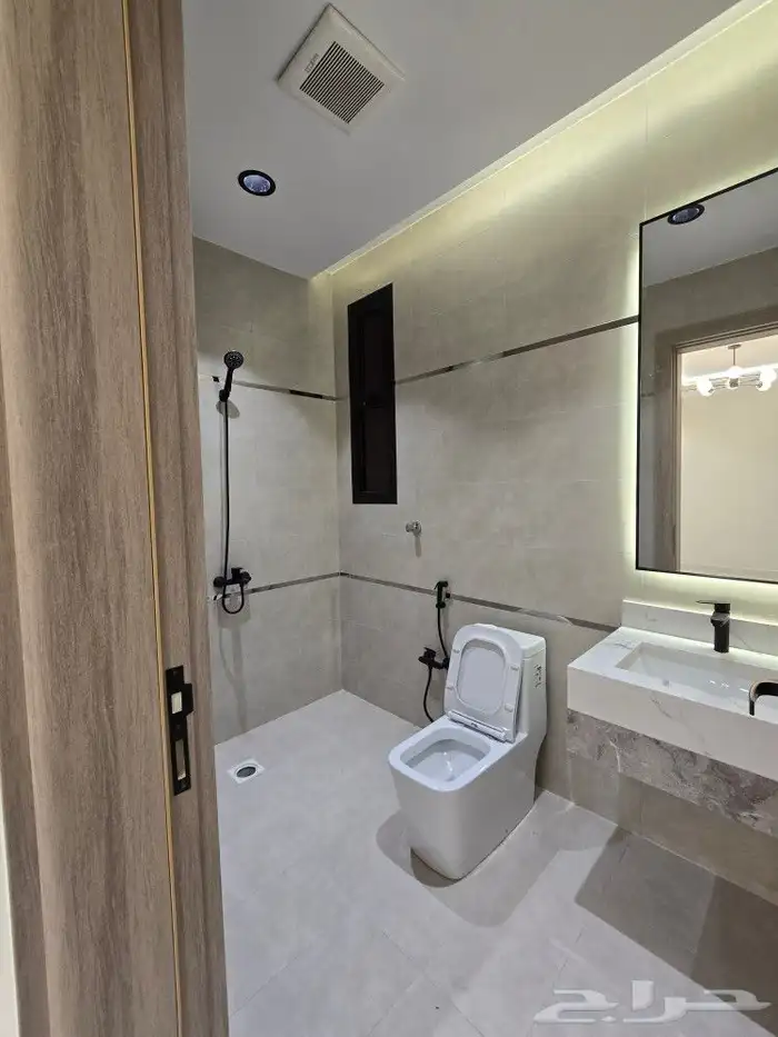 للبيع روف علوى مع ملحق مدخل مستقل 8غرفVIP أحدرفيده حي النهضة 16