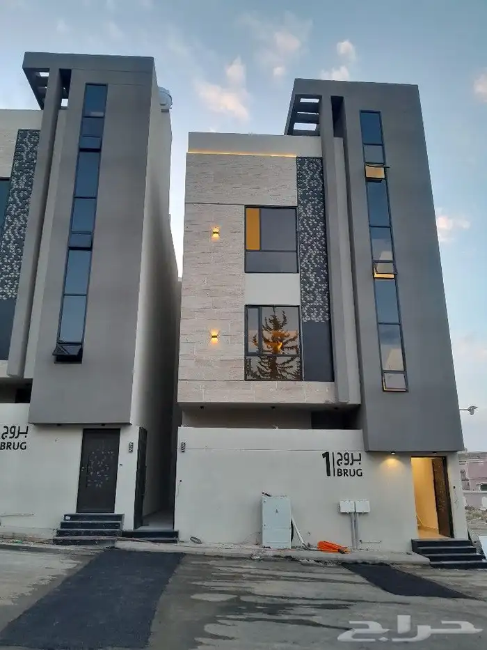 للبيع شقه دور ثاني مع ملحق وسطح خاص بالشقه حي الحسام 590الف 0