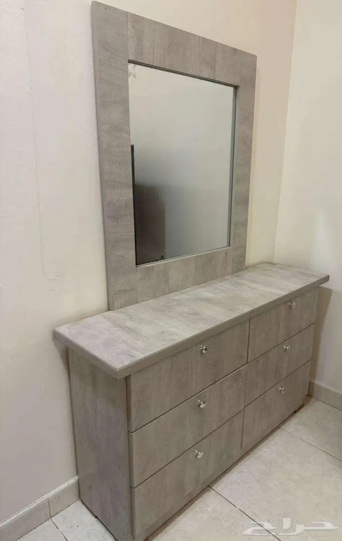 غرفة نوم كالجديدة للبيع مع المرتبة 4