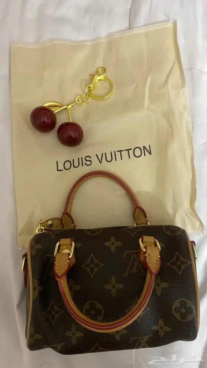 شنطة لويس فيتون السايز ميني مع تعليقه 0