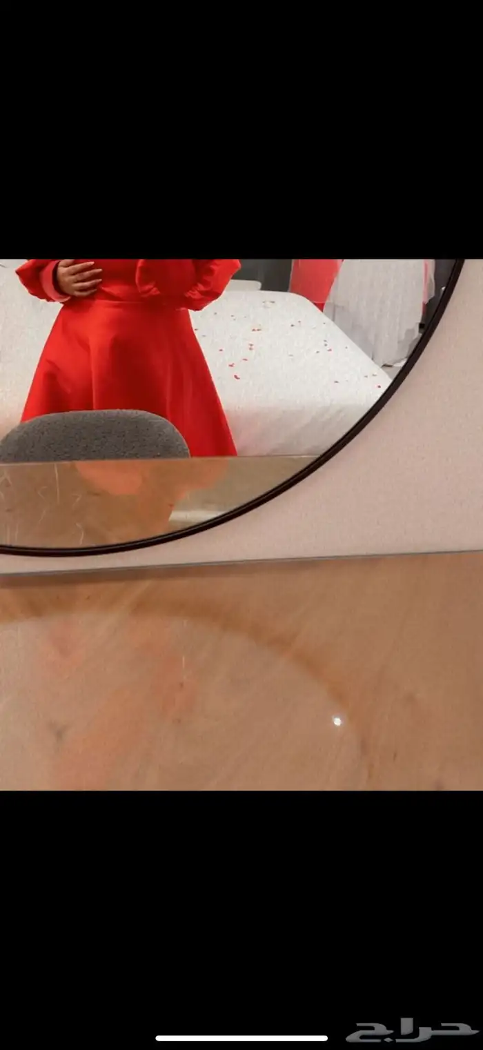 فستان احمر للبيع عندو ذيل من ورا يتركب ويتباعد عادي 1