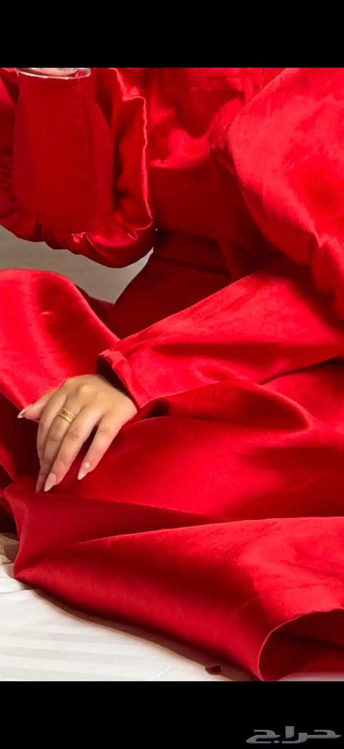 فستان احمر للبيع عندو ذيل من ورا يتركب ويتباعد عادي 0
