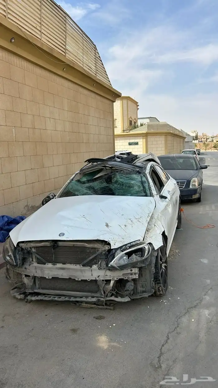 مرسيدس C200 2015 (مصدوم) مزاد 24ساعه اللي يوقف عليه نصيبه 5