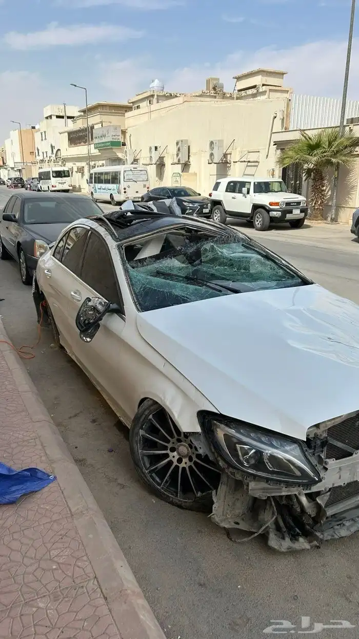 مرسيدس C200 2015 (مصدوم) مزاد 24ساعه اللي يوقف عليه نصيبه 4
