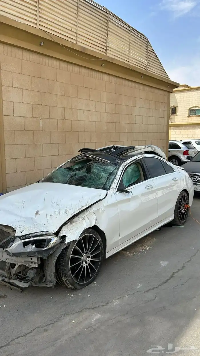 مرسيدس C200 2015 (مصدوم) مزاد 24ساعه اللي يوقف عليه نصيبه 6