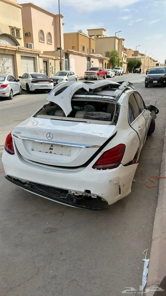 مرسيدس C200 2015 (مصدوم) مزاد 24ساعه اللي يوقف عليه نصيبه 3