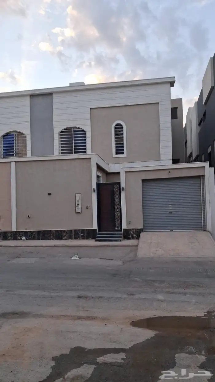 فيلا درج صالة للايجار الشهري او السنوي في حي الحزم 10