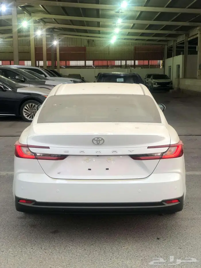 تويوتا كامري E بنزين 2025 كل الألوان رمادي - أسود - أبيض 3