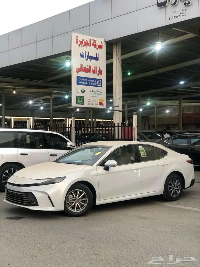 تويوتا كامري E بنزين 2025 كل الألوان رمادي - أسود - أبيض 8