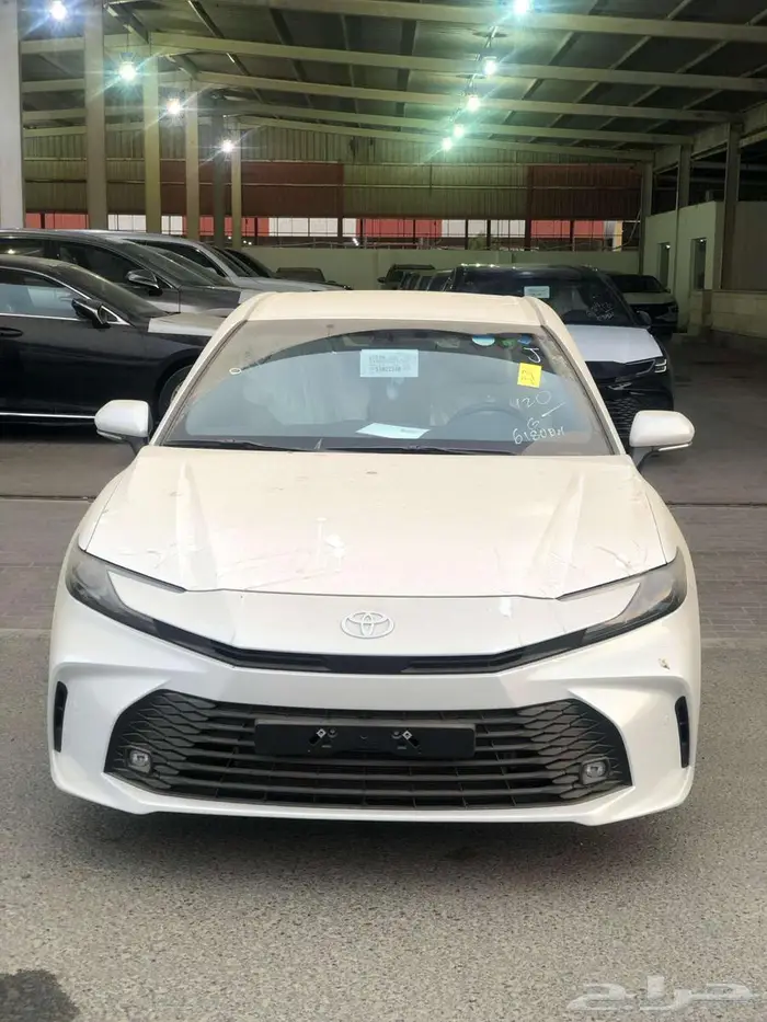 تويوتا كامري E بنزين 2025 كل الألوان رمادي - أسود - أبيض 9