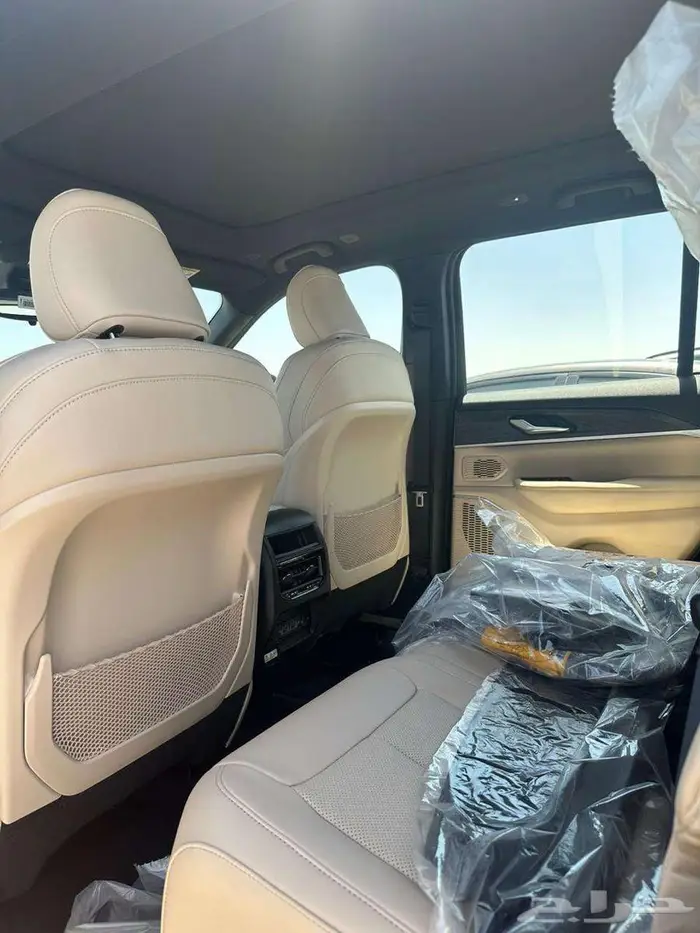 جيب جراندي شروكي ليمتد 7 راكب موديل 2023 الكميه محدوده 9