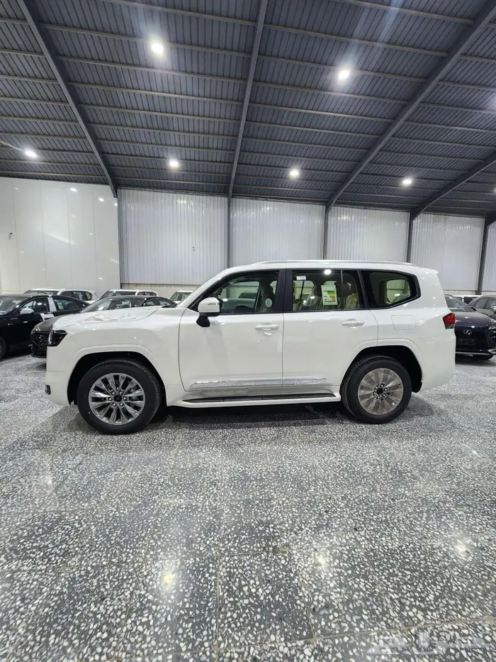 تويوتا لاندكروزر GXR - L4 بنزين 2025 السعر 317400 3