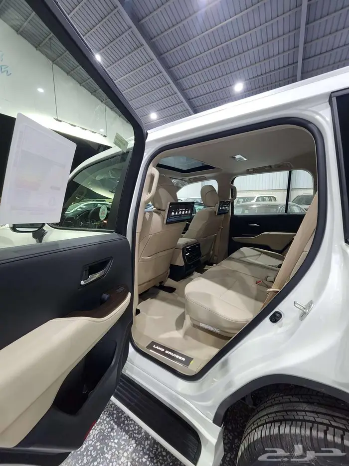 تويوتا لاندكروزر GXR - L4 بنزين 2025 السعر 317400 12