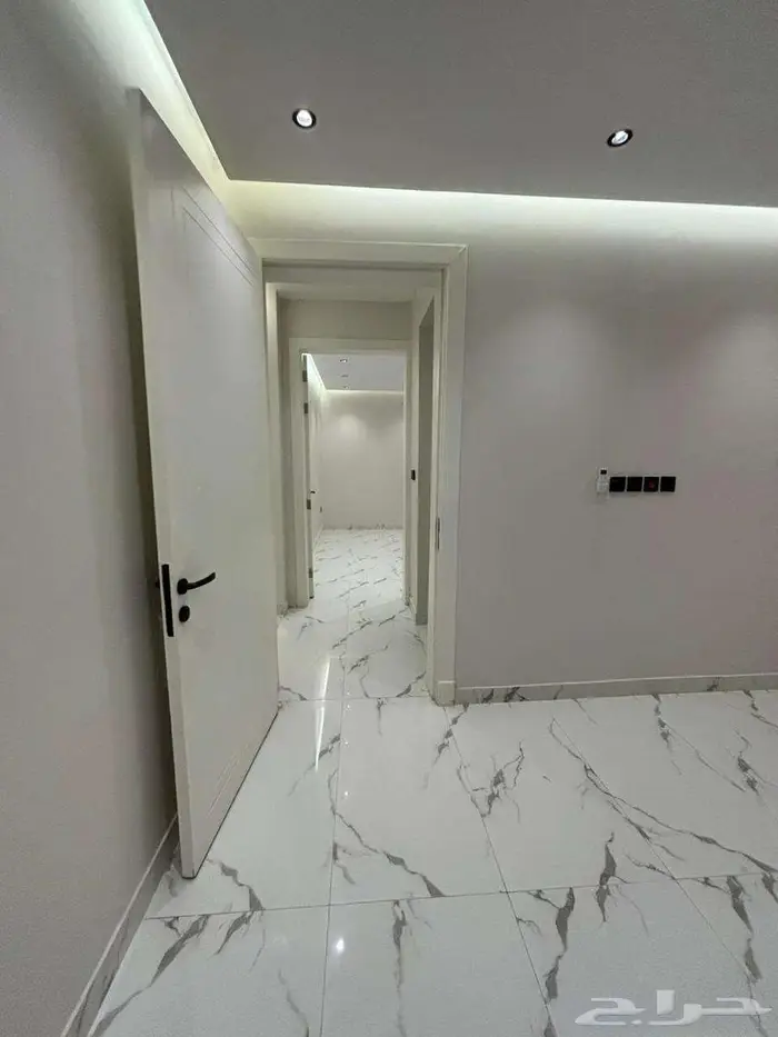 شقة مميزة للإيجار السنوي   حي السيف بقرب كورنيش الجنوبي 12