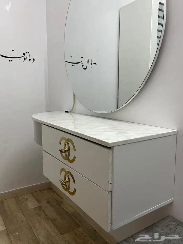 طاولة تزيين (تسريحة) جدارية فخمة مع مرآة وإضاءة LED 10