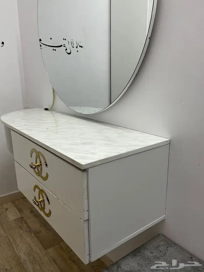 طاولة تزيين (تسريحة) جدارية فخمة مع مرآة وإضاءة LED 8