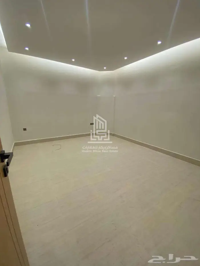 فرصة سكنية وإستثمارية دبلكس   ثلاث وحدات بحي الروابي 8