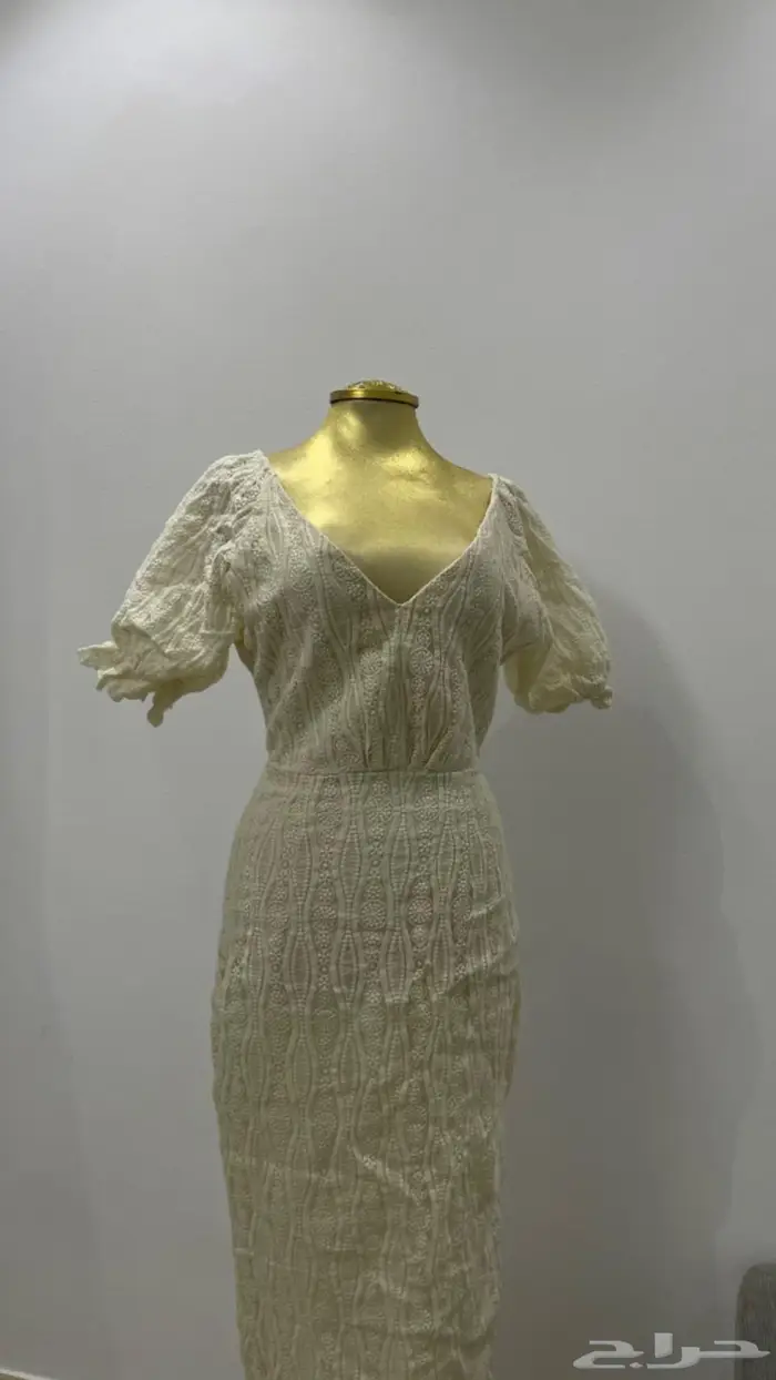 فستان دانتيل بلون كريمي 0