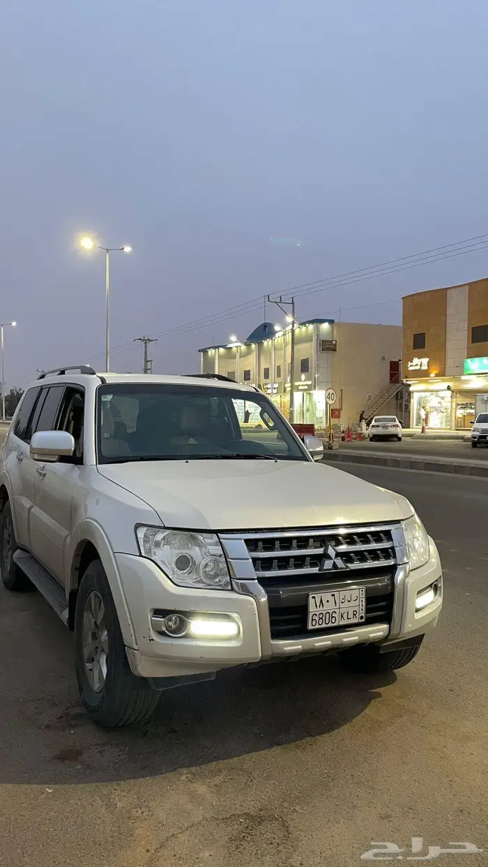 للبيع باجيرو 2017 ابيض بنزين 1