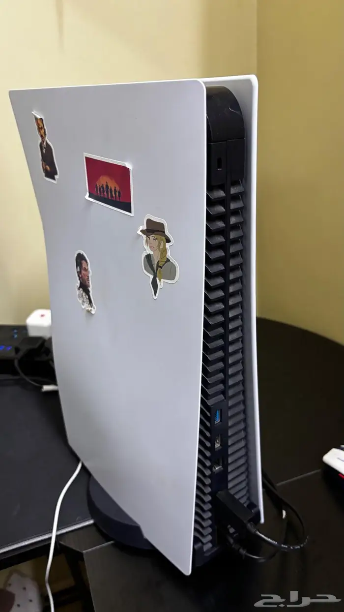 للبيع سوني 5 العادي مع يدين 1