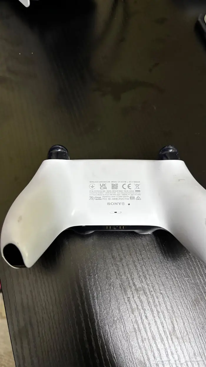 للبيع سوني 5 العادي مع يدين 4