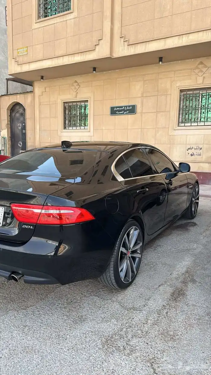 للبيع جاكور سيدان Xe للون اسود موديل 2018 فل كامل بصمه وبا 0