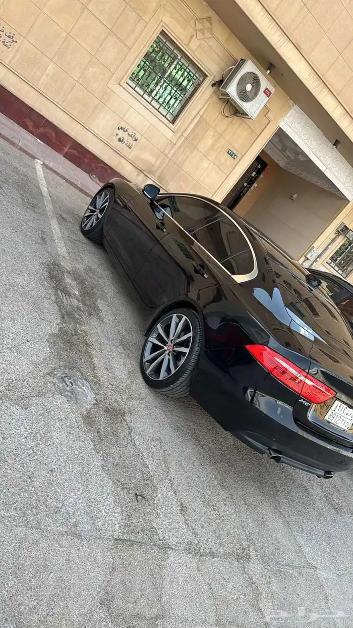 للبيع جاكور سيدان Xe للون اسود موديل 2018 فل كامل بصمه وبا 2