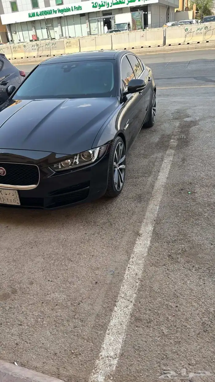 للبيع جاكور سيدان Xe للون اسود موديل 2018 فل كامل بصمه وبا 7