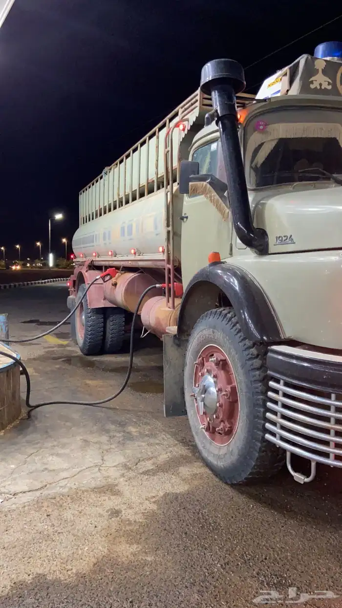 للبيع وايت مرسيدس موديل 74 4