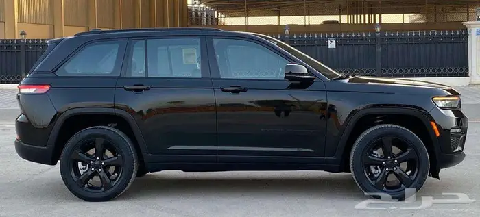 جيب جراند شيروكي لاتيتيود 2023 4