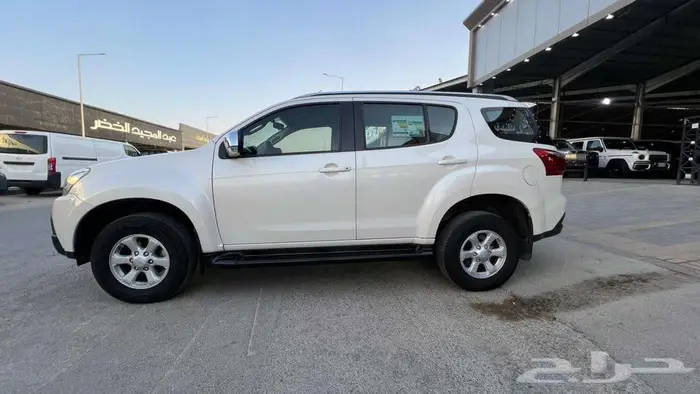 ايسوزو MUX موديل 2022- معرض خلف للسيارات 3