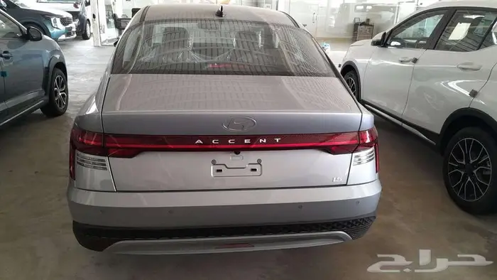 اكسنت فليت رمادي ابيض فضي 2026 1