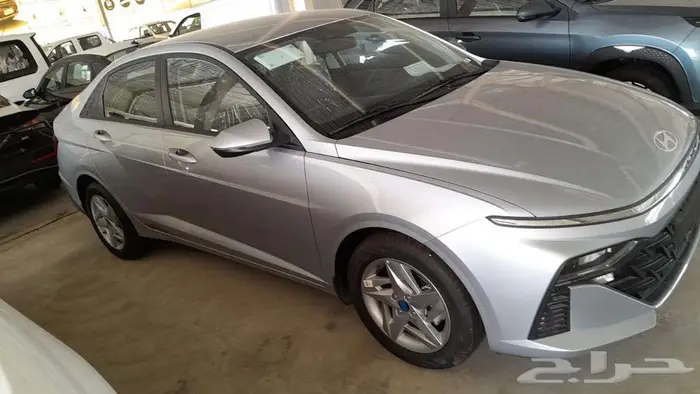 اكسنت فليت رمادي ابيض فضي 2026 3